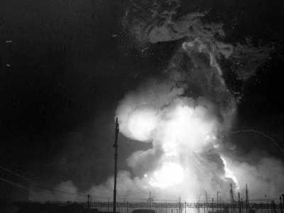 L'enorme fungo di fumo sprigionato dall'esplosione della John Harvey: ore 21,25 del 2 dicembre 1943 