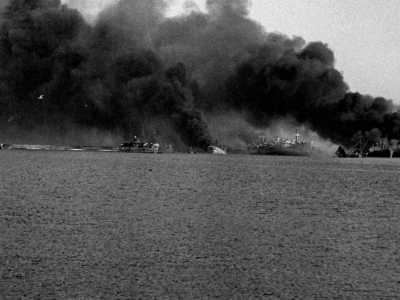 Vista del Nuovo Molo Foraneo del porto di Bari, la mattina del 3 dicembre 1943, il giorno dopo il raid tedesco