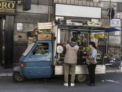 All'angolo tra via Giulio Petroni e via Montegrappa troviamo Il treruote di Donato, che dopo la chiusura del mercato all'aperto porta qui a domicilio la sua frutta e verdura