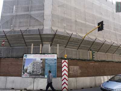 Passeggiamo su via Pasubio fino all�incrocio con via Giulio Petroni, per �ammirare� il cantiere del nuovo palazzo che sta sorgendo al posto del cinema Armenise, abbattuto lo scorso giugno dopo aver animato per ben 61 anni le serate del quartiere