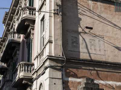Il palazzo porta ancora sulla sua parete meridionale la scritta in maiuscolo �Bari�, che indica quello che un tempo era l�inizio della citt�