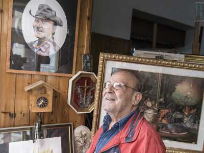 Nicola vende di tutto: poster, radio, vasi, mobili, dischi e quadri, alcuni dei quali dipinti da lui. Lo fotografiamo proprio accanto a un suo autoritratto da cowboy