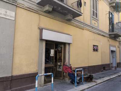...tra questi la bottega di rigattiere dell�anziano Nicola che troviamo anche lui spaparanzato su una sedia di legno al di fuori del suo locale