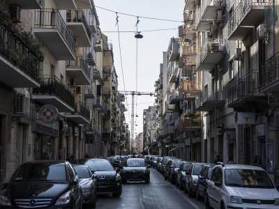 Decidiamo per� di �entrare� nel quartiere da via Pasubio 