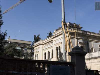 Non ci resta ora che ritornare al nostro punto di partenza: corso Benedetto Croce che ritroviamo alla fine di via Montegrappa. Sulla sinistra si staglia Villa Vittoria, ottocentesco edificio in restauro da tre anni