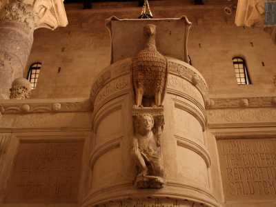Al centro della navata troneggia l�Ambone (il pulpito da dove si leggono le sacre scritture), con i suoi simbolici ornamenti medievali, tra cui i bestiari e la maestosa aquila federiciana che regge il leggio