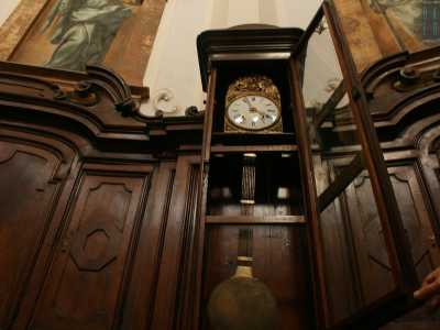 Si presenta circondata da arredi in legno tra i quali spicca una pendola del 1600, restaurata e perfettamente funzionante