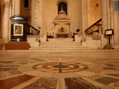 In fondo, sopraelevato rispetto al piano della navata e custodito da due leoni, c�� il presbiterio sul quale poggia l�altare, sormontato dal ciborio