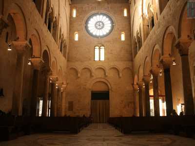 Si resta senza fiato varcando il portale. La luce pomeridiana invade la navata principale, sorretta da colonne, capitelli e arcate che i restauri eseguiti negli anni Trenta del secolo scorso hanno liberato dagli stucchi barocchi apposti nel 700 dall�architetto Antonio Domenico Vaccaro