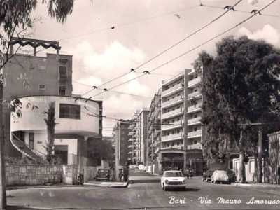 Una rara foto della fine degli anni 60 mostra l�incrocio tra viale Orazio Flacco, via Pansini e via Mauro Amoruso.  Al centro il �fungo� con una scala a chiocciola in seguito eliminata e i sette box che ospitarono i primi esercizi commerciali della zona (tra cui una tabaccheria)