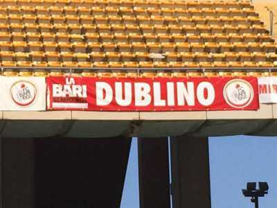 Lo striscione che indica la nascita del "Bari club Dublino biancorossa", esposto per la prima volta il 6 novembre scorso anno nella tribuna est dello stadio San Nicola
