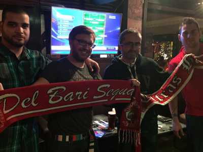 Alcuni componenti del Bari club di Dublino riuniti in un locale irlandese. Il secondo da sinistra � il presidente Marco Schirone, mentre il terzo da sinistra � il 39enne Nunzio Perrone