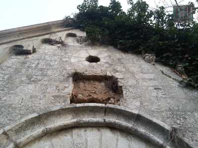 Il bassorilievo sul portale � sparito