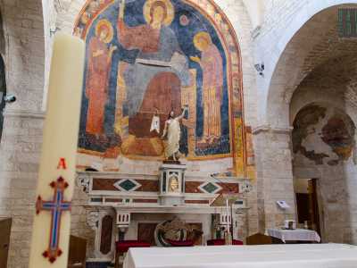 Nell�abside centrale, dietro l'altare maggiore, � dipinta a fresco l�immagine di Cristo fiancheggiato dalla Vergine e San Giovanni