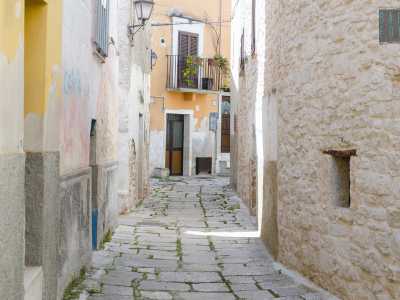 Calpestando le �chianche� che compongono il pavimento, il silenzio � assordante e l�impressione � quella che questi vicoli siano rimasti intrappolati in una sorta di cartolina di altri tempi