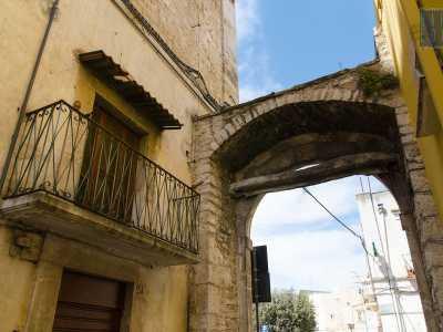 Non ci resta a questo punto che visitare il centro storico: entriamo da uno degli archi, quello che conserva ancora intatta l'antica trave in legno 