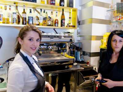 La figlia di Domenico (sulla destra), 30enne proprietaria del bar allestito in uno dei tre portali del palazzo baronale. �La sera per chi � pi� giovane non c�� nulla da fare�, ci dice