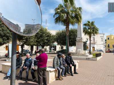 Raggiungiamo piazza Umberto, fulcro della �vita� cittadina con il monumento ai caduti della Grande guerra, i vecchietti seduti alle panchine...