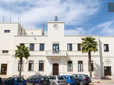 ...e il grigio e sobrio palazzo del municipio