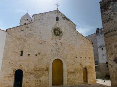 Prezioso gioiello del posto, racchiuso in queste antiche mura, � la chiesa matrice dedicata a Santa Maria Assunta, edificata tra il 1198 e il 1205, intrisa di elementi architettonici tipici del romanico pugliese