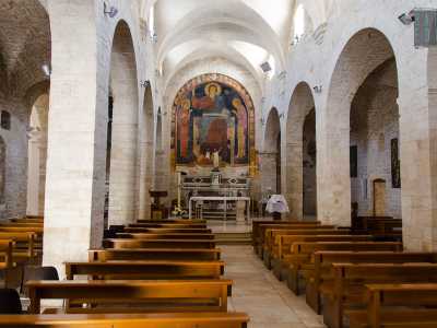 All�interno, la chiesa si snoda in tre navate divise da quattro robusti pilastri su cui poggiano cinque arcate a tutto sesto