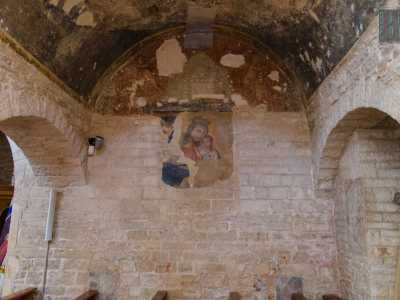 Degni di nota sono anche i numerosi affreschi visibilmente danneggiati che si rincorrono nelle piccole nicchie che costellano il suggestivo luogo sacro