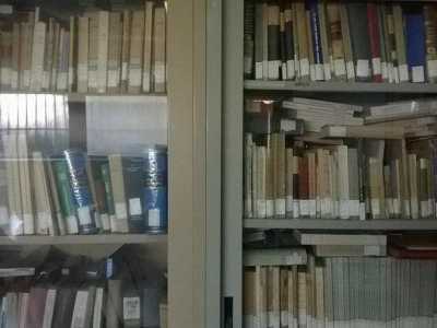 Una teca della biblioteca dell'istituto nautico Caracciolo