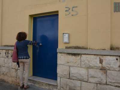 La biblioteca, sita a San Cataldo, � accessibile anche ai cittadini che possono entrare dall'esterno attraverso una porta al numero civico 35 di via Skanderbeg