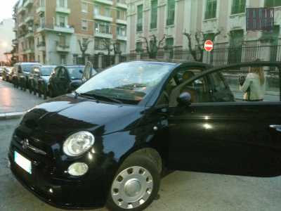 La Fiat 500 � stata colpita da una bomba ad acqua confezionata con un preservativo