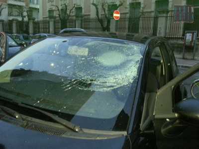 Profilattico riempito d'acqua spacca il vetro di un'auto