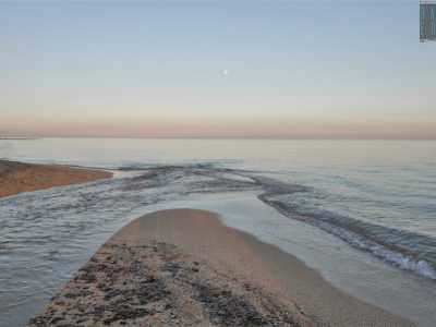 ...l� dove il fiume si � scavato un piccolo letto tra due basse ali di sabbia