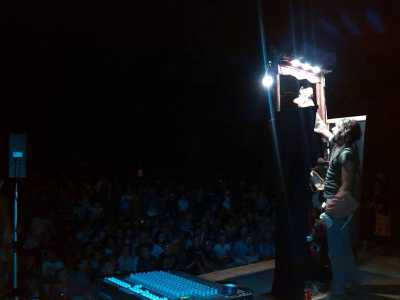 Enrico durante una sua performance