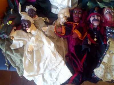 Una carrellata di burattini, tutti scolpiti nel legno da Enrico. Da sinistra: il mago, il cane, Pulcinella con suo figlio, la morte, il diavolo, la guardia e la Befana