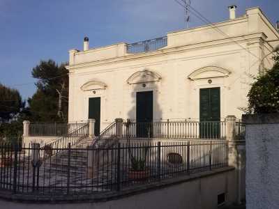 Una delle case antiche che � possibile scorgere percorrendo i vialetti di Cozze