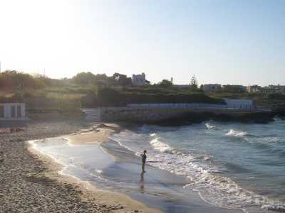 Lo storico lido Calarena, unica spiaggia sabbiosa di Cozze