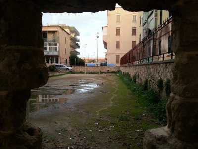 ...e via Calace, lungo la quale un buco in un muro ci rivela, indiscreto, il campetto di calcio del quartiere 
