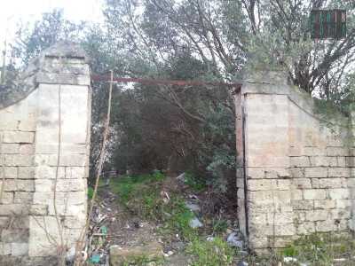 Cancello d'accesso, ostruito da detriti e rifiuti