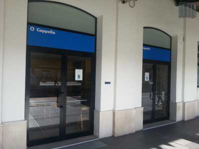 Due vetrate sempre chiuse recano un cartello che ricorda come il luogo sacro venga aperto al pubblico solo nei giorni festivi alle ore 17