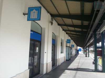 Un cartello blu con la sagoma stilizzata di una chiesa segnala la sua presenza, immediatamente prima dei bagni pubblici