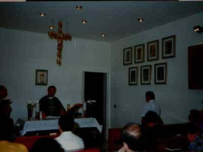 Questa foto del 1993 mostra l'icona di San Cristoforo affissa sul lato destro della chiesetta, al cui posto oggi ci sono dei quadretti della via Crucis