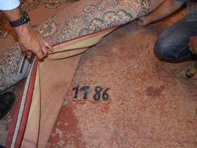 I fedeli ci mostrano anche la pietra miliare che indica l'anno di fondazione della chiesa: si trova sotto il tappeto centrale e attesta come data il �1786�