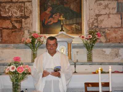 Il parrocco don Biagio Lavarra celebra la messa alla presenza di qualche una trentina di fedeli