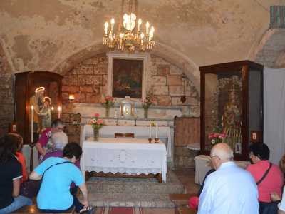 La cappella � a stanza unica, con una piccola sacrestia sulla sinistra chiusa da una tenda. L'umido dei tufi e delle pietre a vista delle pareti rivela la sua tipica natura di chiesa rurale. All�interno si possono ammirare un antico altare di pietra e un bel quadro della nativit� di Santa Maria sulla parete frontale 