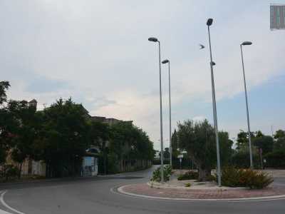 Sant'Anna non � facile da raggiungere: � necessario prendere l�uscita n. 16 della statale, ripercorrere la viabilit� di servizio nord per circa cento metri, per giungere infine alla piccola rotatoria di via Fratelli Prayer. La chiesetta si trova sulla sinistra, nascosta dietro un paio di grossi alberi