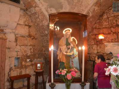 Sono presenti anche due statue di cartapesta protette da una vetrina. Ci dicono essere state realizzate trecento anni fa: si trovano al lato dell�altare e rappresentano la prima Sant'Anna...