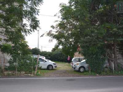 Un viale lungo pochi metri, interdetto alle auto da una catenella, immette al sagrato che solo un muretto separa dalla tangenziale