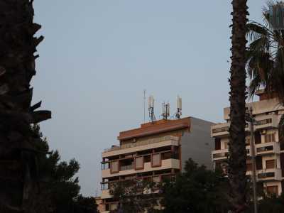 Proseguendo nelle viuzze laterali di via Foscolo, scorgiamo un'altro grosso impianto su una palazzina pi� alta: ben tre ripetitori sullo stesso terrazzo