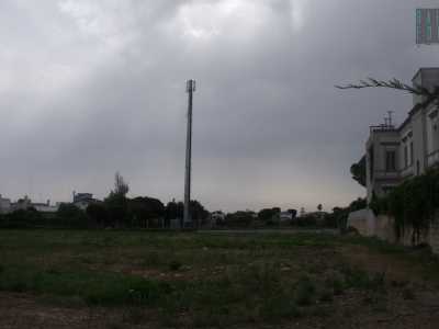Su corso Alcide de Gasperi, in un campo incolto svetta un'altra grossa antenna