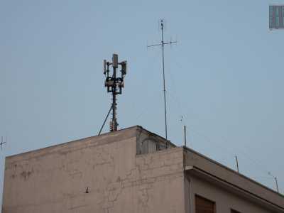 Proseguendo su via Foscolo, in piazza Piazza Trieste, svetta un'altra antenna 