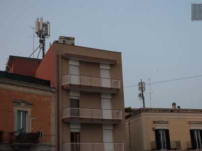 Nel nostro breve percorso a Carbonara partendo dalla piazza principale, Umberto I, scorgiamo subito ben due antenne a pochi metri su due palazzine vicine